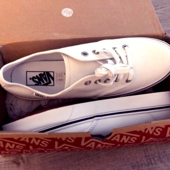 Classic Women's White Vans Size 11 - Picture 1 of 4